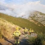 Sucesos.-Los efectivos aragoneses trabajan en asegurar el perímetro del incendio forestal de Barniedo de la Reina (CyL)