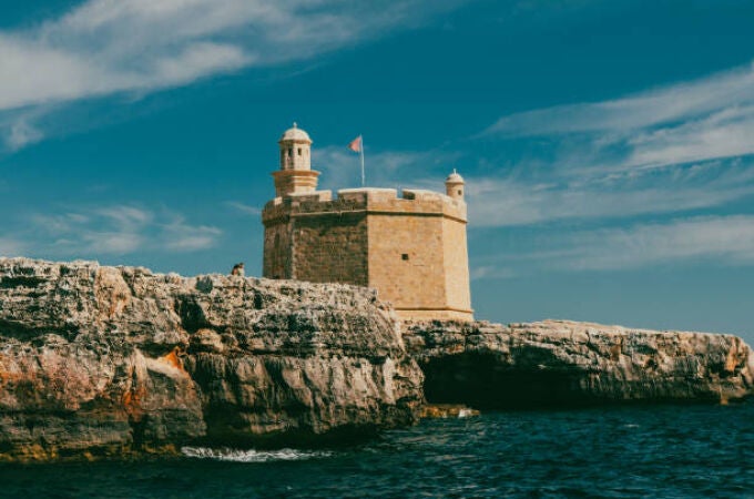 Esta es la ruta que invita a descubrir la historia más antigua de Menorca: fortalezas medievales, musulmanas y británicas