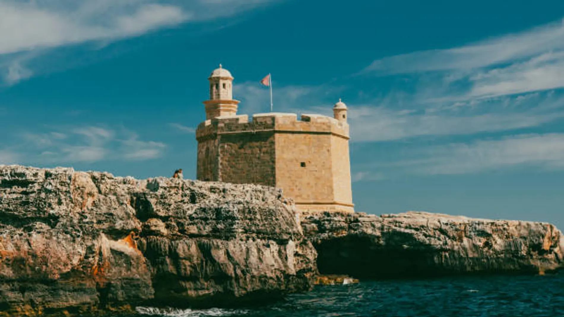 Esta es la ruta que invita a descubrir la historia más antigua de Menorca: fortalezas medievales, musulmanas y británicas