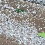 Una tormenta de granizo y fuertes vientos deja 30 l/m2 en pocos minutos en Ontinyent (Valencia)
