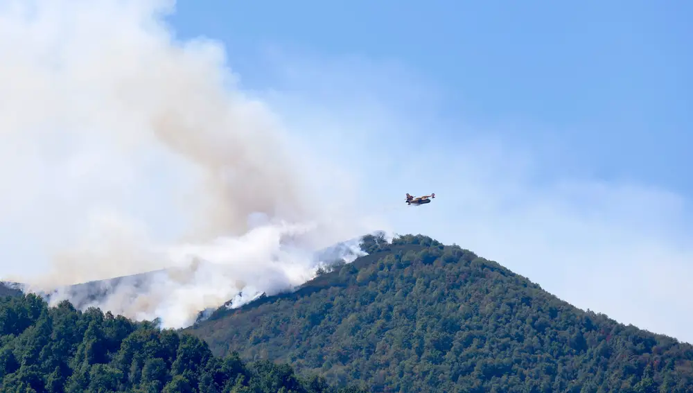 Tres incendios continúan activos en Asturias: en Degaña, Cangas del Narcea y Somiedo
