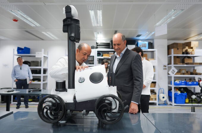 El consejero de Digitalización, Miguel López-Valverde, en su visita a Star Robotics.