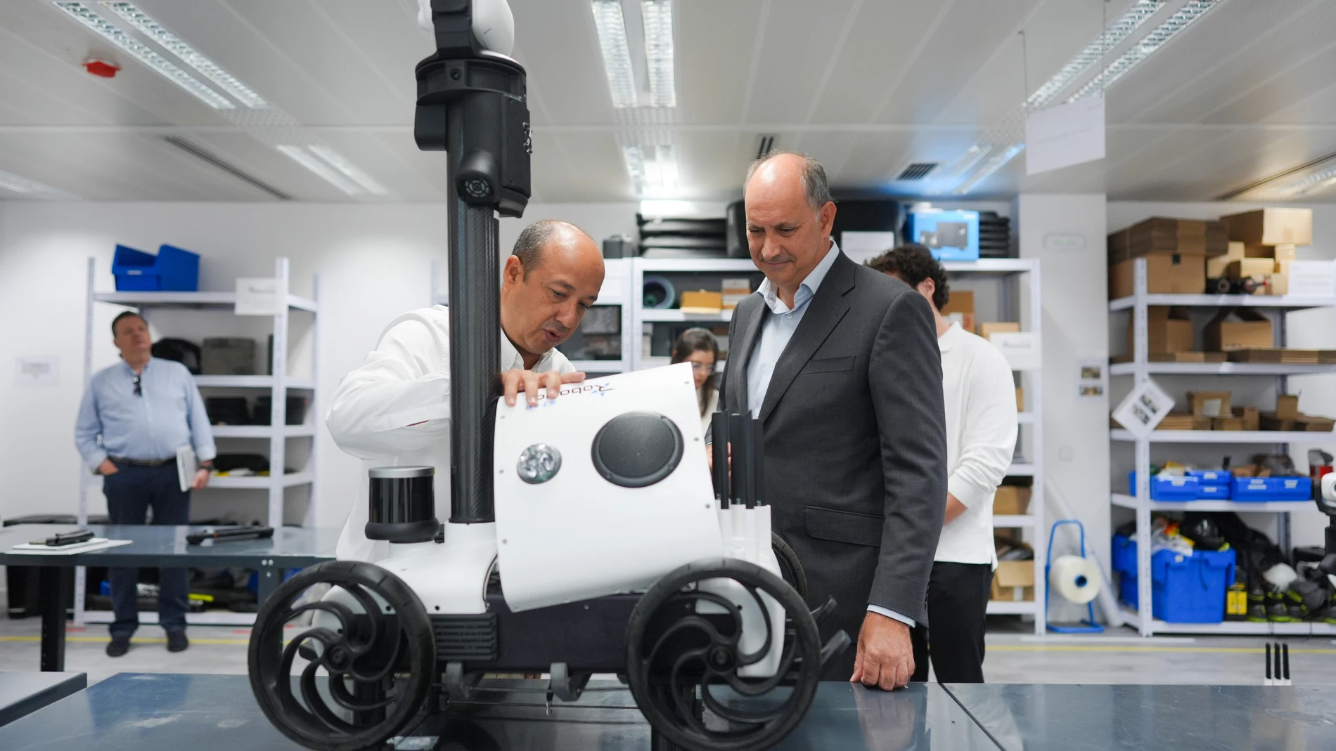 El consejero de Digitalización, Miguel López-Valverde, en su visita a Star Robotics. REMITIDA / HANDOUT por COMUNIDAD DE MADRID Fotografía remitida a medios de comunicación exclusivamente para ilustrar la noticia a la que hace referencia la imagen, y citando la procedencia de la imagen en la firma 22/08/2025