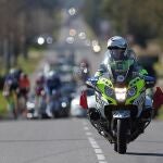 Agente de la Guardia Civil durante la Vuelta a España