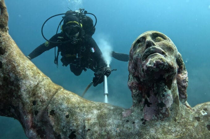 Limpian la escultura del Cristo del Abismo en las profundidades del mar italiano