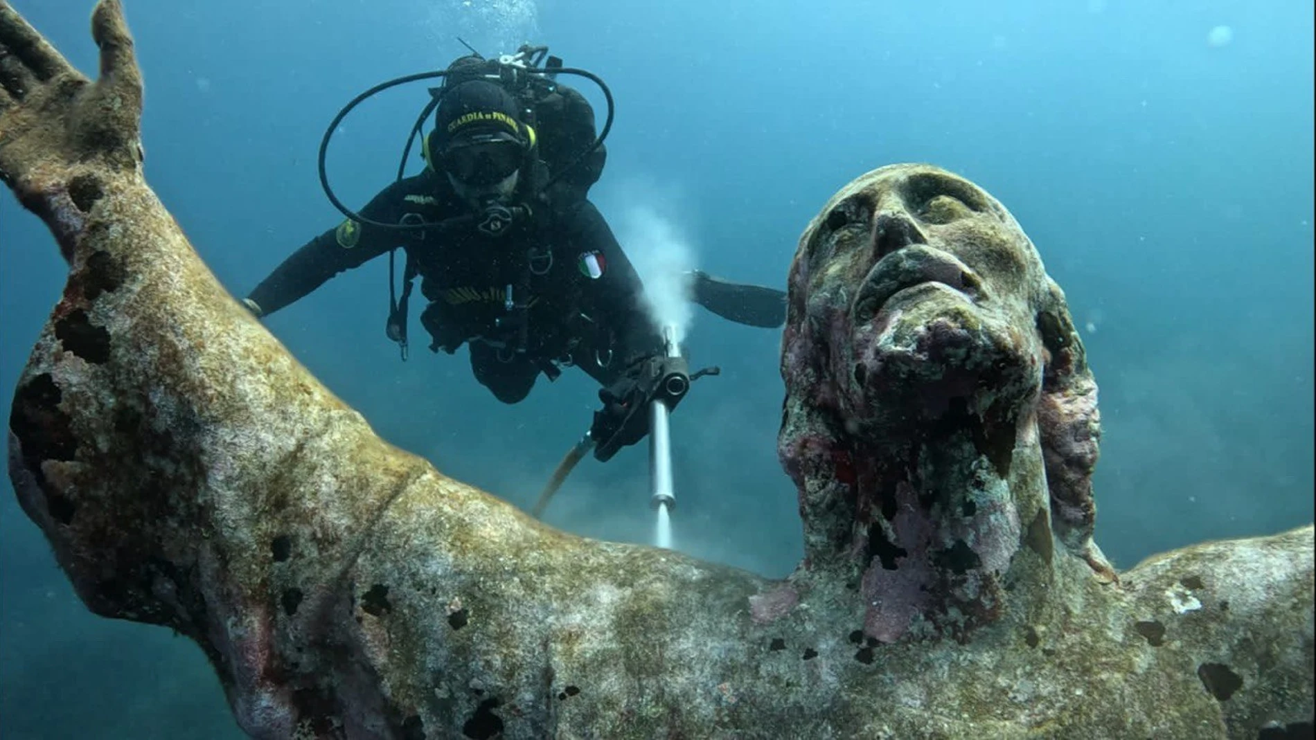 Limpian la escultura del Cristo del Abismo en las profundidades del mar italiano Limpian la escultura del Cristo del Abismo en las profundidades del mar italiano