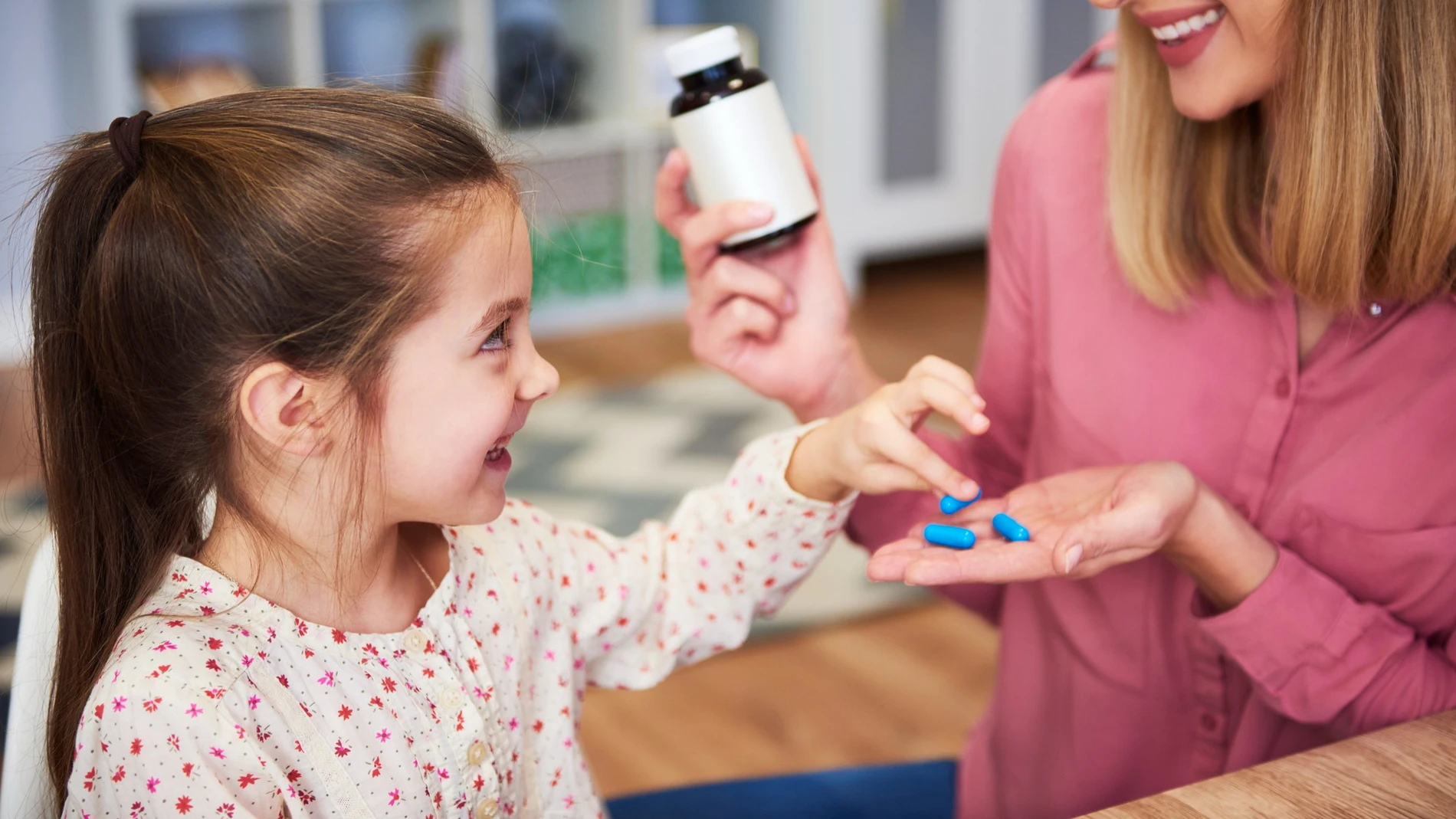 Niña con autismo recibe medicación
