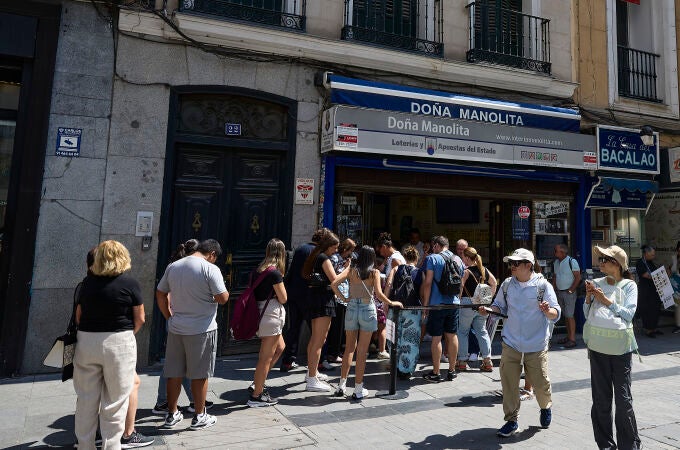 Colas en Doña Manolita para conseguir un décimo de la Lotería de Navidad
