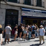 Colas en Doña Manolita para conseguir un décimo de la Lotería de Navidad