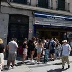 Colas en Doña Manolita para conseguir un décimo de la Lotería de Navidad