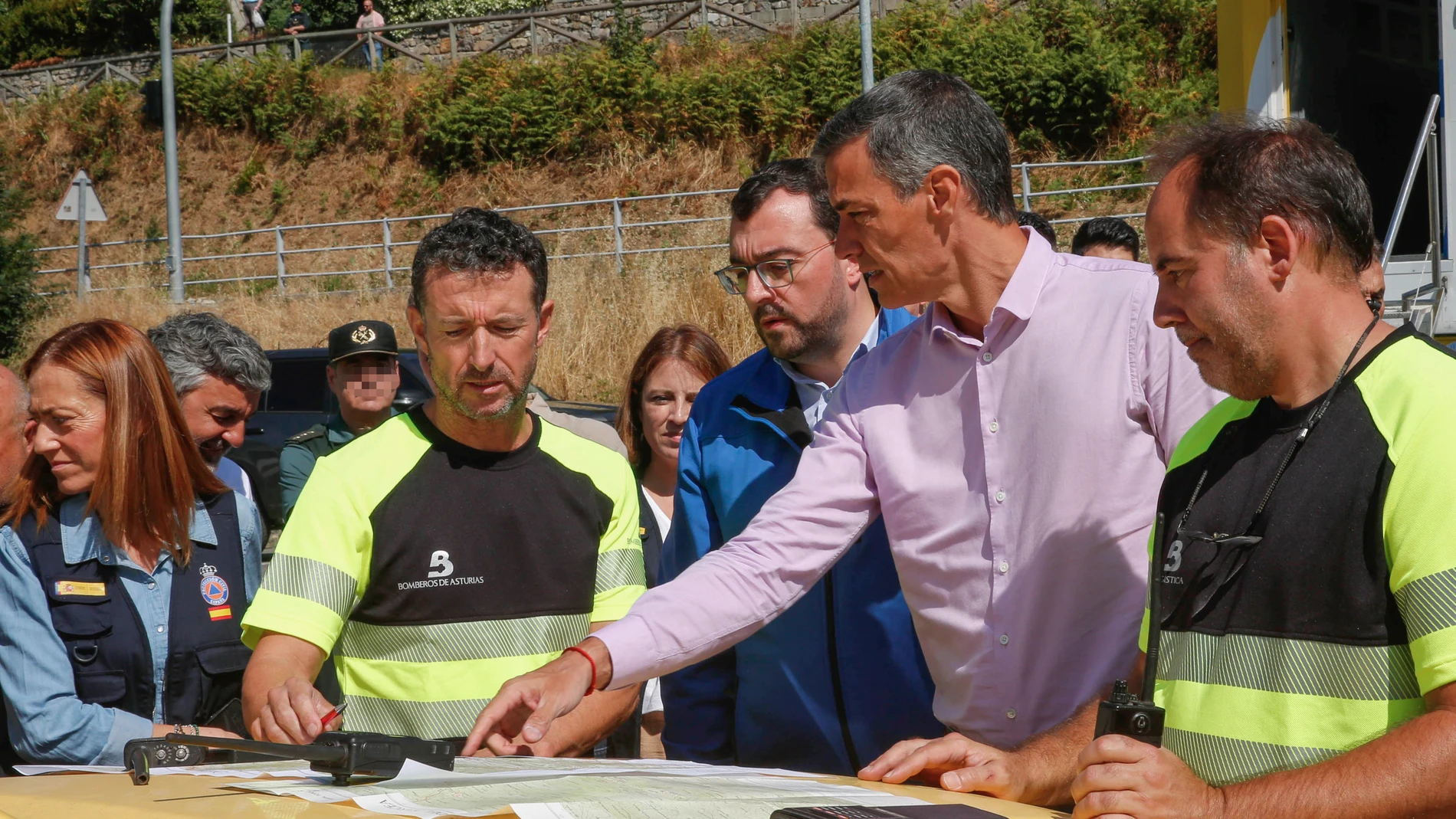 GRAF1453. DEGAÑA (ASTURIAS), 22/08/2025.- El presidente del Gobierno, Pedro Sánchez (2d), conversa con los responsables de los dispositivos de emergencias y de coordinación, en presencia del presidente del Principado de Asturias, Adrián Barbón (3d ) y de la directora general de Protección Civil y Emergencias, Virginia Barcones (i), durante su visita este viernes al Puesto de Mando Avanzado de Degaña (Asturias), en donde se concentran los mayores esfuerzos de los equipos de extinción en Asturi...
