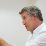 El presidente del Partido Popular, Alberto Núñez Feijóo, durante una entrevista para Europa Press, en la sede autonómica del PPdeG, a 12 de agosto de 2025, en Santiago de Compostela, A Coruña, Galicia (España). Núñez Feijóo es funcionario del Cuerpo Superior de la Administración General de la Junta de Galicia desde 1985, desempeñando distintos puestos administrativos hasta que en 1991 ingresó en la política activa, al ser nombrado secretario general técnico de la Consejería de Agricultura, Ganadería y Montes de la Junta de Galicia. Fue presidente de la Junta de Galicia desde 2009 hasta 2022 y senador en las Cortes Generales por designación del Parlamento de Galicia, entre 2022 y 2023. Es el actual presidente del Partido Popular desde 2022. 13 AGOSTO 2025;ENTREVISTA;PP;PARTIDO POPULAR;PPDEG;FEIJÓO;GALLEGO; César Arxina / Europa Press 12/08/2025