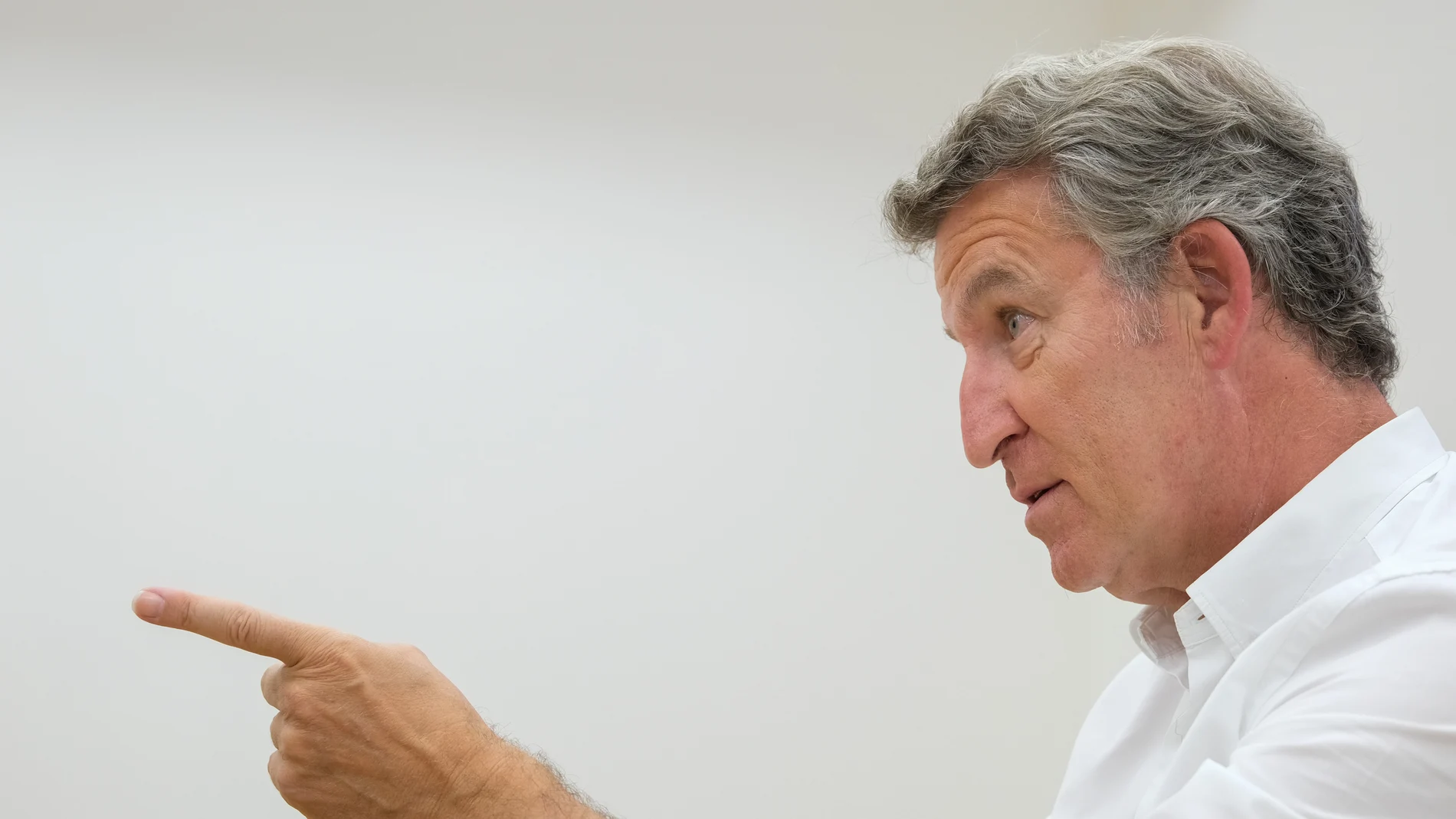 El presidente del Partido Popular, Alberto Núñez Feijóo, durante una entrevista para Europa Press, en la sede autonómica del PPdeG, a 12 de agosto de 2025, en Santiago de Compostela, A Coruña, Galicia (España). Núñez Feijóo es funcionario del Cuerpo Superior de la Administración General de la Junta de Galicia desde 1985, desempeñando distintos puestos administrativos hasta que en 1991 ingresó en la política activa, al ser nombrado secretario general técnico de la Consejería de Agricultura, Ganadería y Montes de la Junta de Galicia. Fue presidente de la Junta de Galicia desde 2009 hasta 2022 y senador en las Cortes Generales por designación del Parlamento de Galicia, entre 2022 y 2023. Es el actual presidente del Partido Popular desde 2022. 13 AGOSTO 2025;ENTREVISTA;PP;PARTIDO POPULAR;PPDEG;FEIJÓO;GALLEGO; César Arxina / Europa Press 12/08/2025
