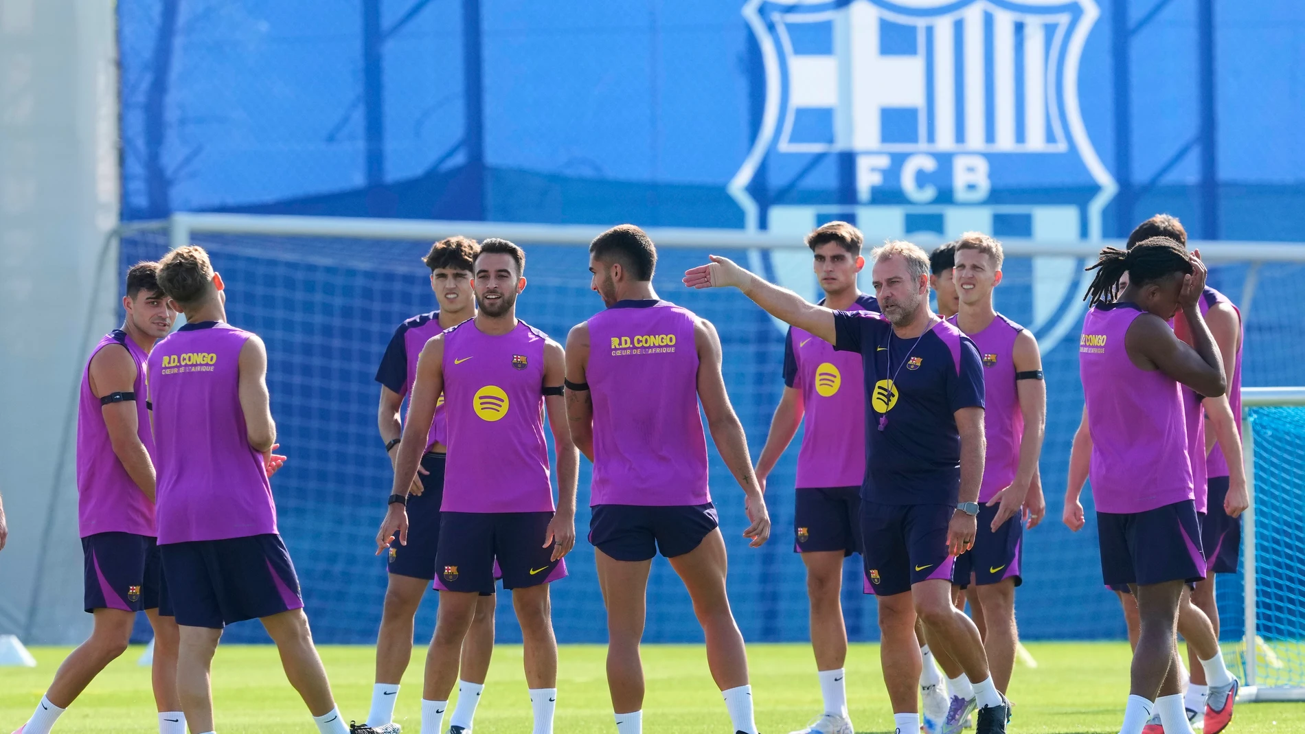 GRAFCAT1305. SANT JOAN DESPÍ (BARCELONA) (ESPAÑA), 22/08/2025.-El técnico del FC Barcelona, Hansi Flick, durante el entrenamiento que realiza la plantilla barcelonista para preparar el partido de liga que disputarán mañana ante el Levante UD en el Estadi Ciutat de Valencia. EFE/ Alejandro García