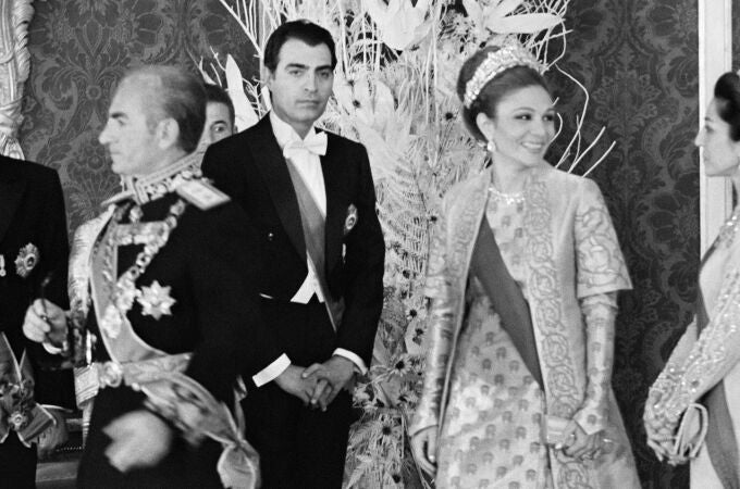 Shah of Iran Mohammad Reza Pahlavi (L) and Iranian Empress Farah Pahlavi arrive for a reception on the occasion of the 2500th anniversary of the Persian Empire in Persepolis on October 17, 1971. 