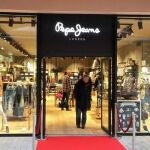Así es la camiseta básica de Pepe Jeans que compite con Levi’s y Tommy en los looks más masculinos de esta temporada
