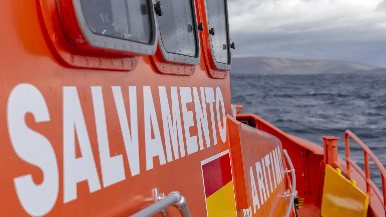 Remolcado a Vigo un pesquero que se quedó sin gobierno con seis tripulantes en la Costa da Vela