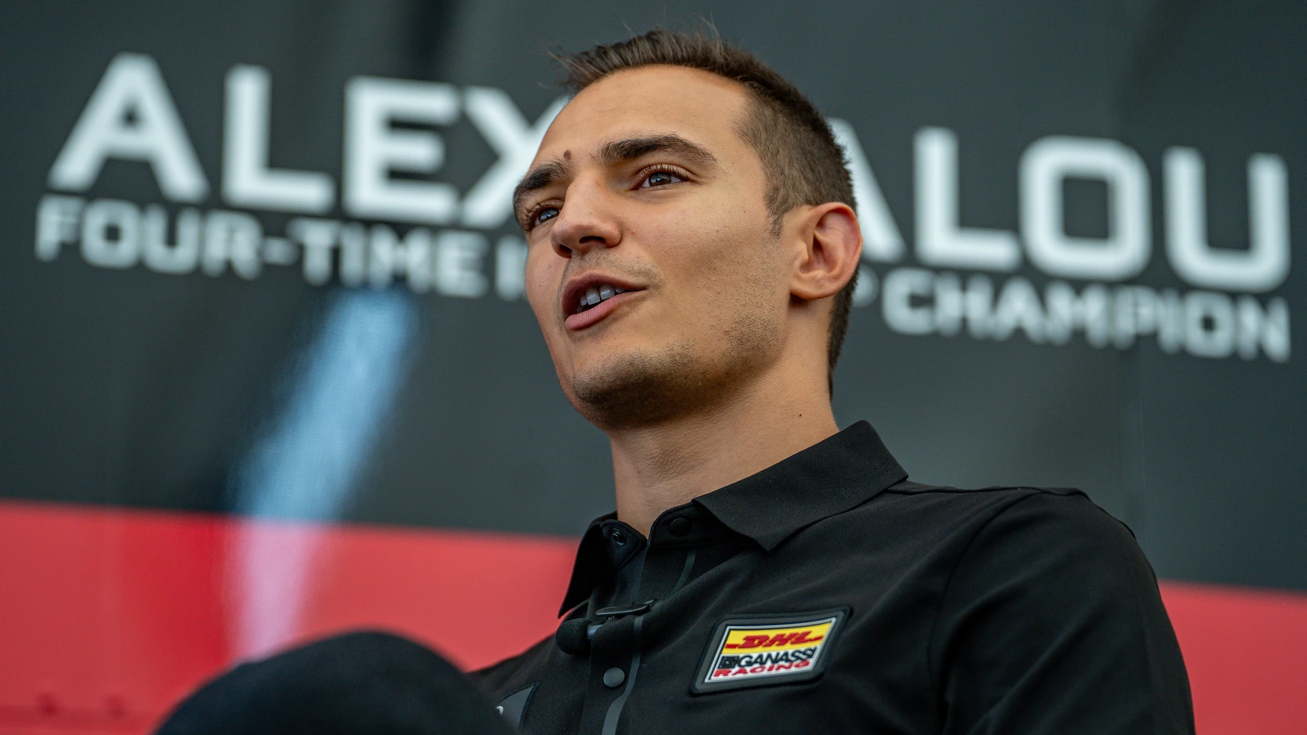 AME2947. MILWAUKEE (ESTADOS UNIDOS), 23/08/2025.- El piloto español de Indycar, Àlex Palou, del equipo Chip Ganassi, habla durante una entrevista con EFE este viernes, en Milwaukee (EE.UU.). Cuando el español Álex Palou llegó a la IndyCar en 2020 vivía como un sueño la idea de ganar un campeonato. Cinco años después, luce cuatro coronas en su palmarés, una 500 Millas de Indianápolis y la semana pasada celebró su tercer título consecutivo. EFE/ Kenneth Fernandez