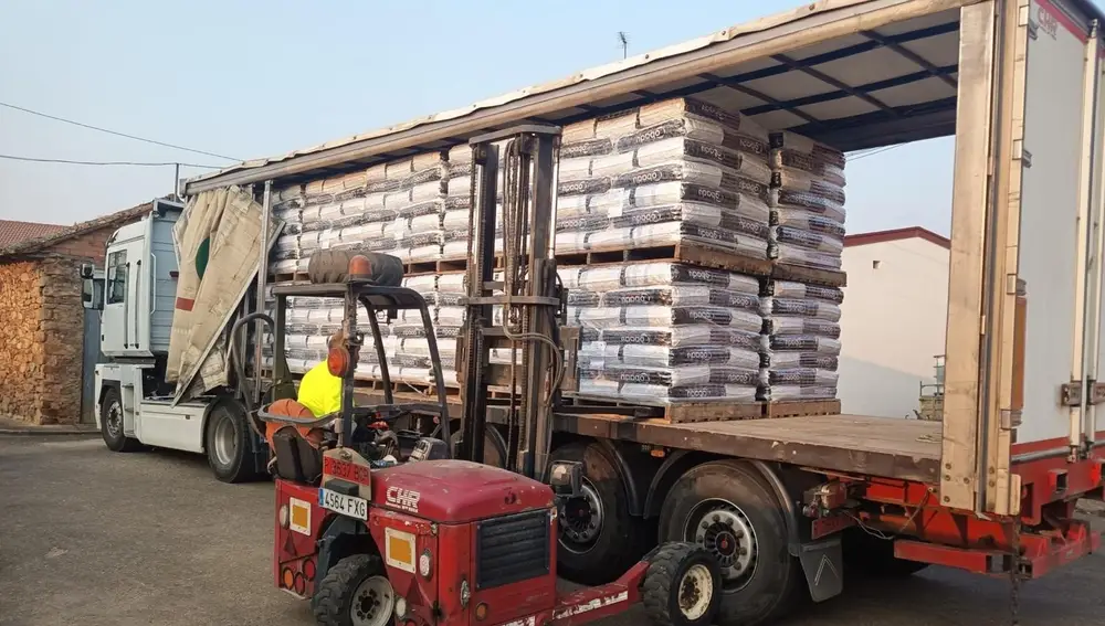La Junta suministra más de 900 toneladas de alimentos a 74 ganaderías afectadas por los incendios en la Comunidad