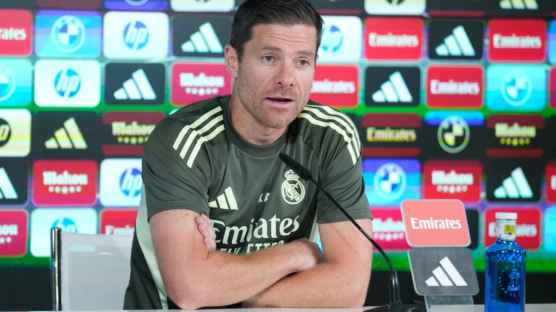 MADRID, 23/08/2025.- El entrenador del Real Madrid, Xabi Alonso, durante la rueda de prensa posterior al entrenamiento realizado este sábado en la Ciudad Deportiva de Valdebebas, donde el equipo prepara el segundo partido de LaLiga que les enfrenta al recién ascendido Real Oviedo en el estadio Carlos Tartiere de la capital asturiana. EFE/Borja Sánchez-Trillo