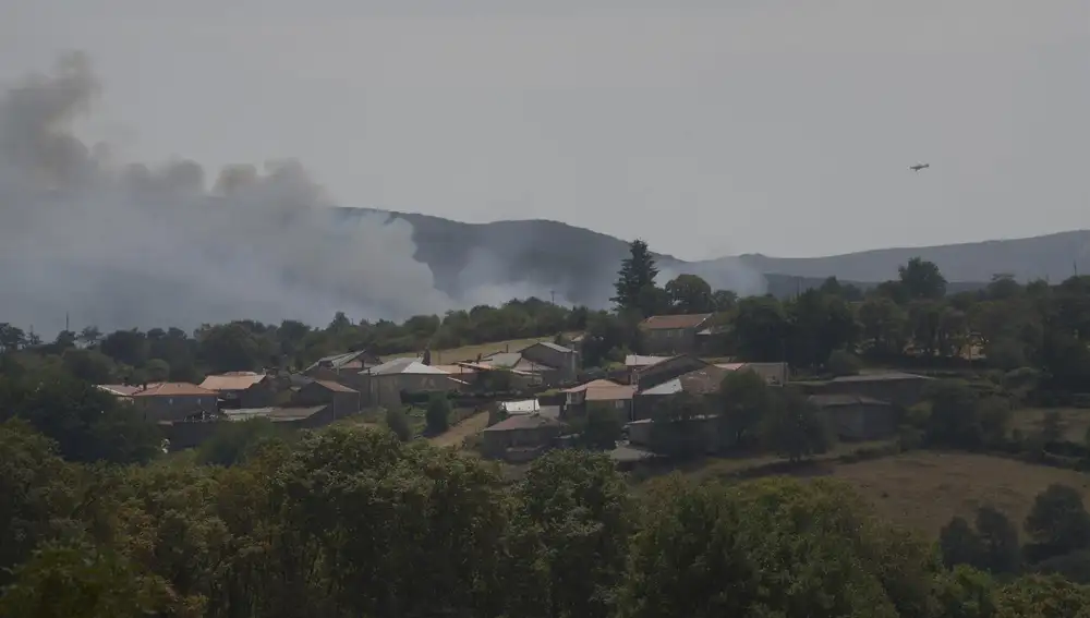 Imagen del humo de uno de los incendios.