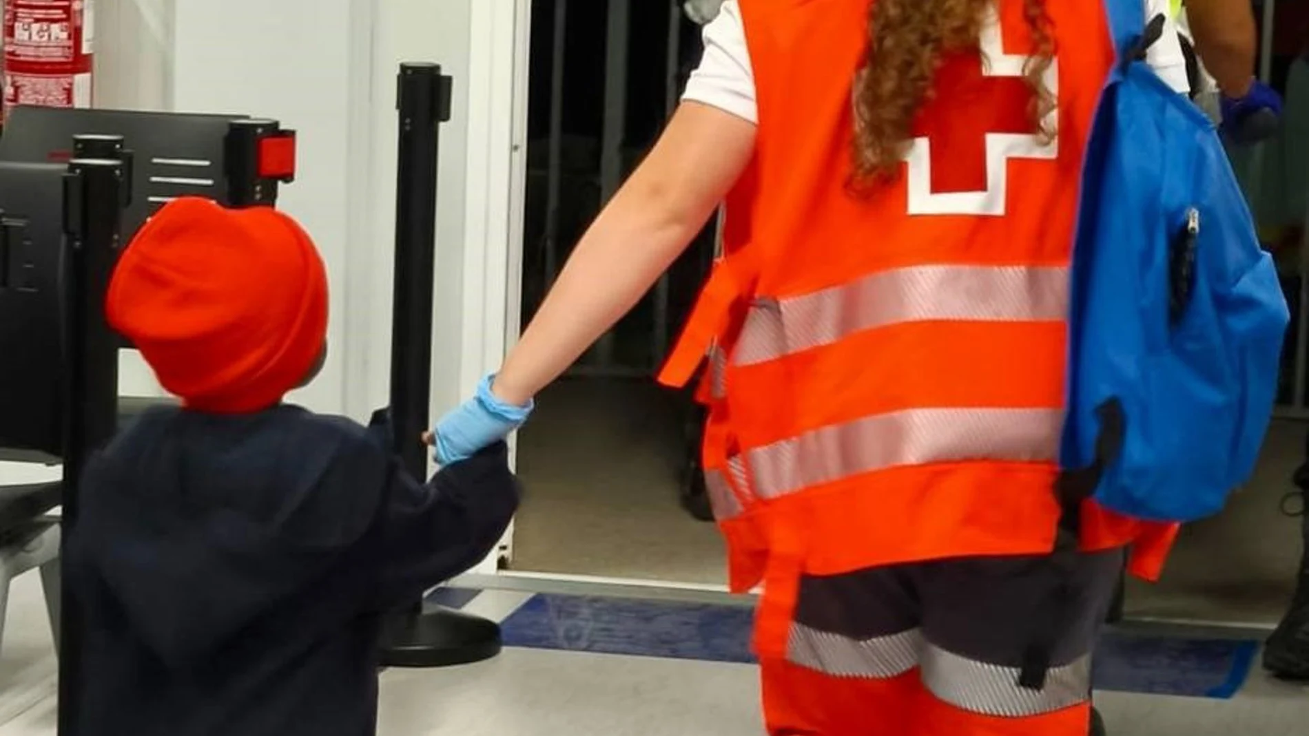 Localizan en la costa de Alicante una patera con 16 personas, entre ellas cinco menores, y nueve son hospitalizadas
