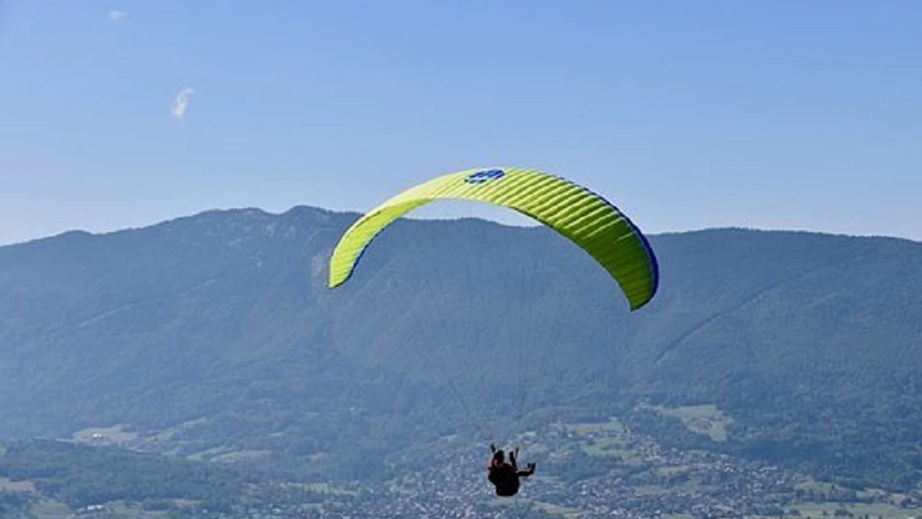 Imagen de archivo de una persona practicando parapente. REMITIDA / HANDOUT por Emergencias 112 Fotografía remitida a medios de comunicación exclusivamente para ilustrar la noticia a la que hace referencia la imagen, y citando la procedencia de la imagen en la firma 23/08/2025
