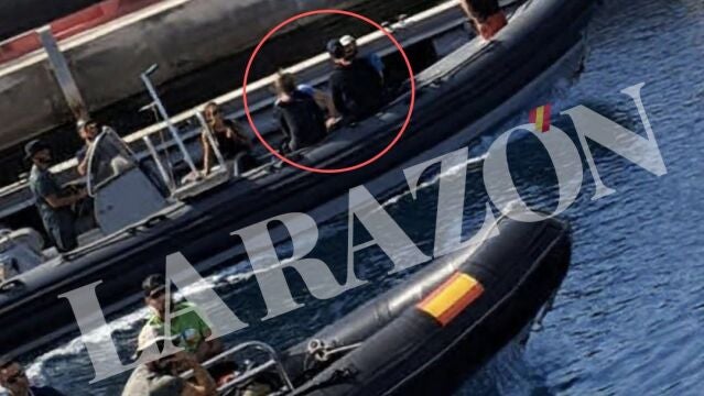 Pedro Sánchez y Begoña Gómez saliendo, ayer, de Puerto Calero (Lanzarote)