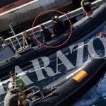 Pedro Sánchez y Begoña Gómez saliendo, ayer, de Puerto Calero (Lanzarote)