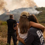 Vecinos ven el avance del incendio en Molinaseca