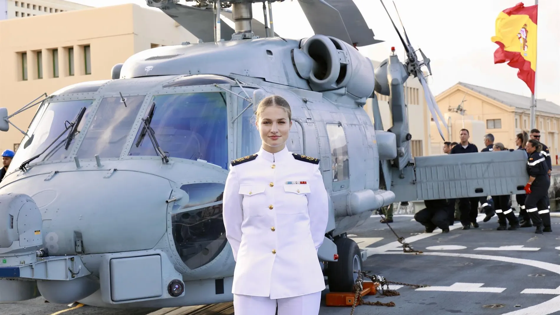Toque de diana a las 6.30, clases hasta las 18 y simuladores de vuelo, la formación de la Princesa Leonor para pilotar