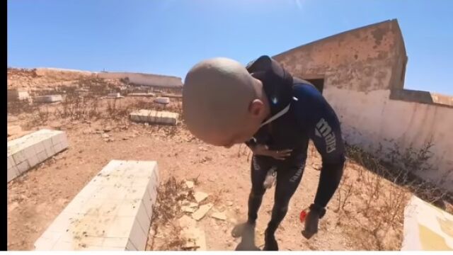 El youtuber muestra su respeto ante la tumba de los fallecidos en las islas
