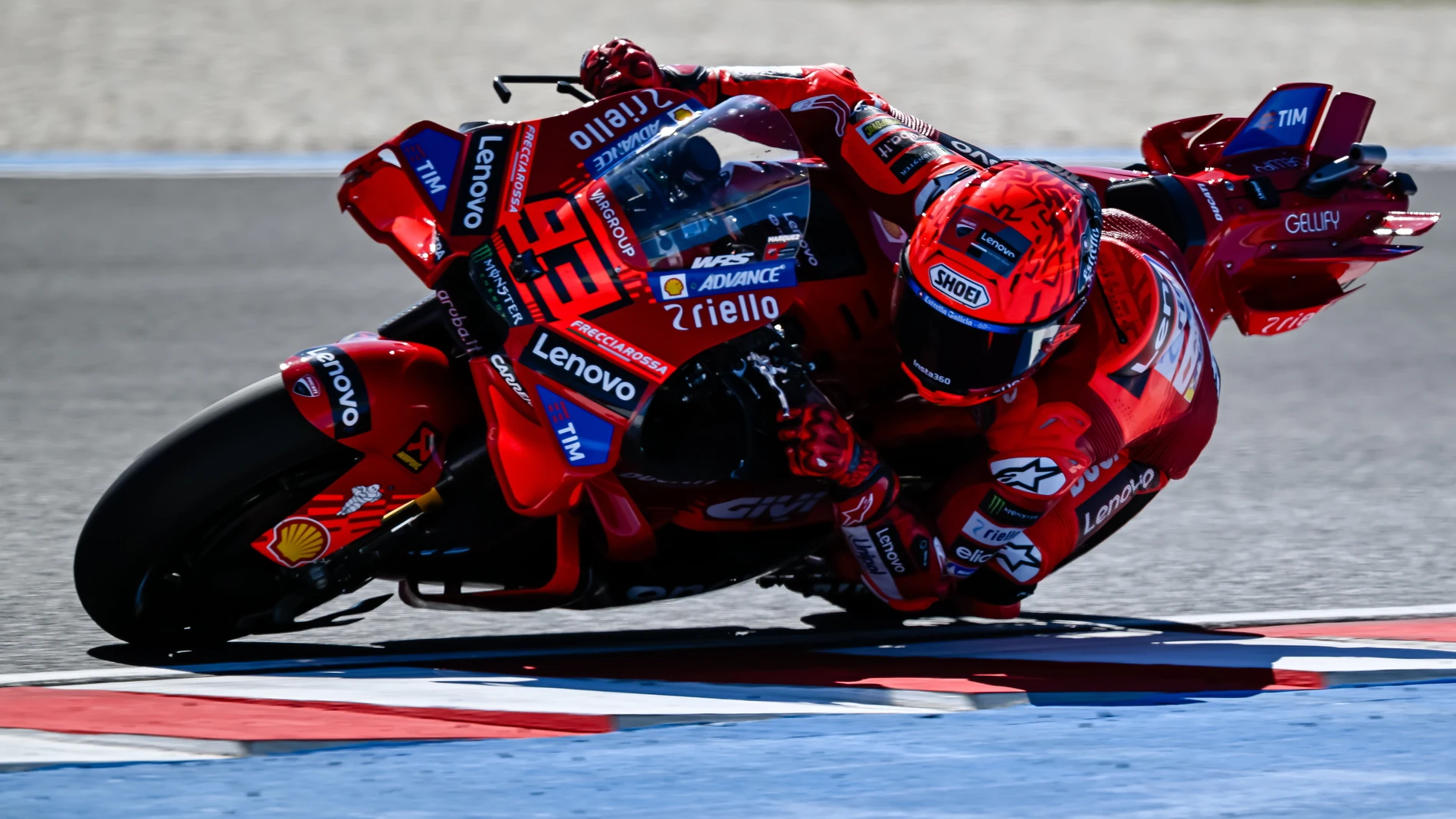 BALATONFOKAJAR (Hungary), 24/08/2025.- Ducati Lenovo rider Marc Marquez of Spain on his way to win the MotoGP Hungarian Grand Prix at the Balaton Park Circuit in Balatonfokajar, Hungary, 24 August 2025. (Motociclismo, Hungría, España) EFE/EPA/Tamas Vasvari HUNGARY OUT