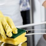 Cómo quitar arañazos de una vitrocerámica: el truco sencillo que la deja como nueva