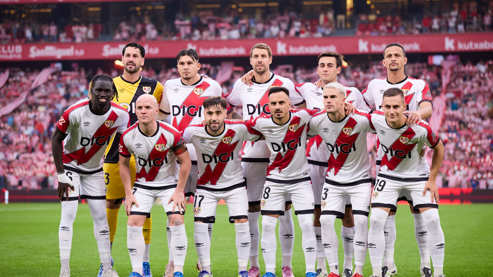 Players of Rayo Vallecano line up for a team photo prior to the LaLiga EA Sports match between Athletic Club and Rayo Vallecano at San Mames on August 25, 2025, in Bilbao, Spain. AFP7 25/08/2025 ONLY FOR USE IN SPAIN