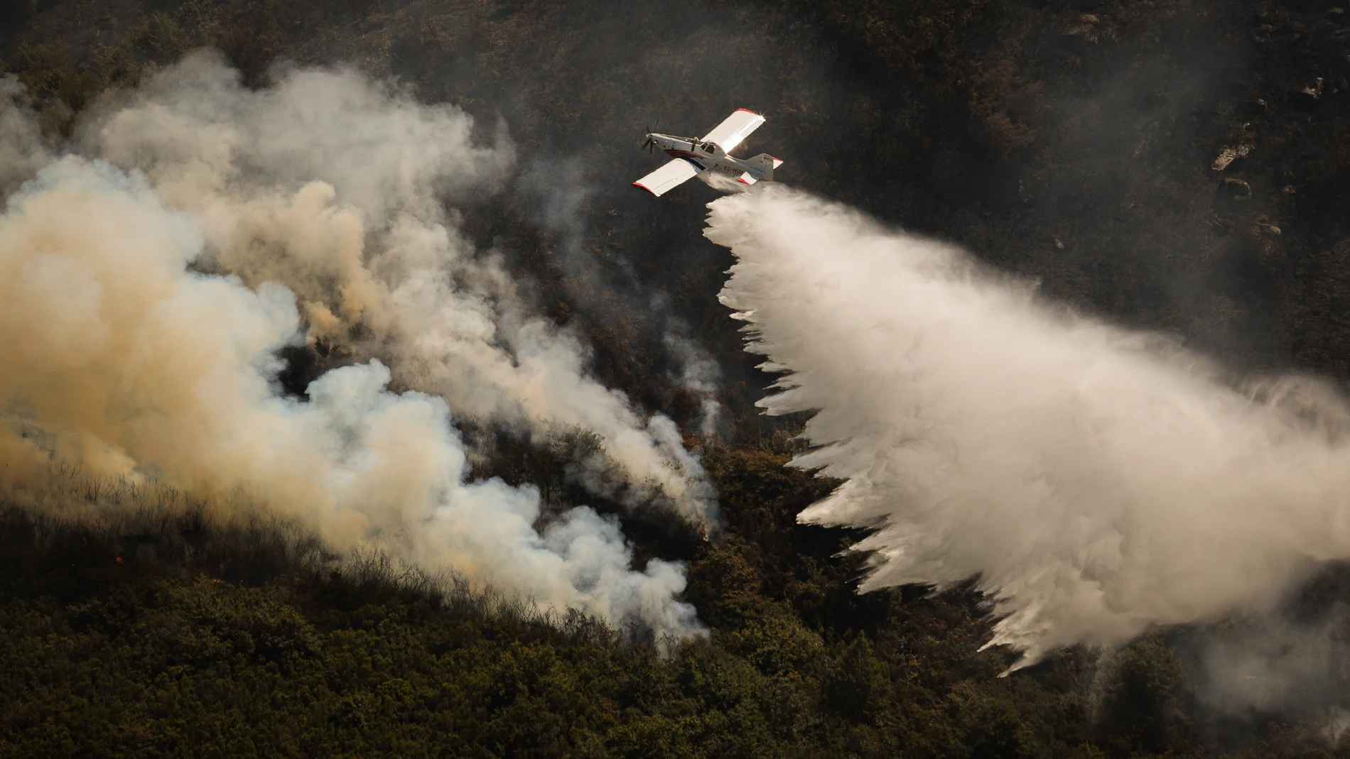 Efectivos aéreos de los bomberos durante las labores de extinción del incendio de Avión, a 25 de agosto de 2025, en Avión, Ourense (España). El último de los incendios forestales registrados en Galicia, iniciado en Avión (Ourense) a las 17.09 del domingo, quema una superficie estimada de 70 hectáreas en la parroquia de Nieva. Actualmente, son tres los incendios activos en Galicia, todos ellos en la provincia de Ourense, que permanece desde hace casi una quincena en el nivel 2 de emergencia....