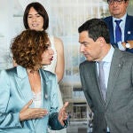 El presidente de la Junta, Juanma Moreno, junto a la vicepresidenta primera del Gobierno y ministra de Hacienda, María Jesús Montero 