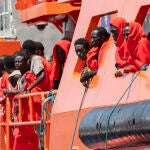Llega a Gran Canaria el mayor cayuco registrado en la isla: 251 personas y más de un centenar de posibles menores