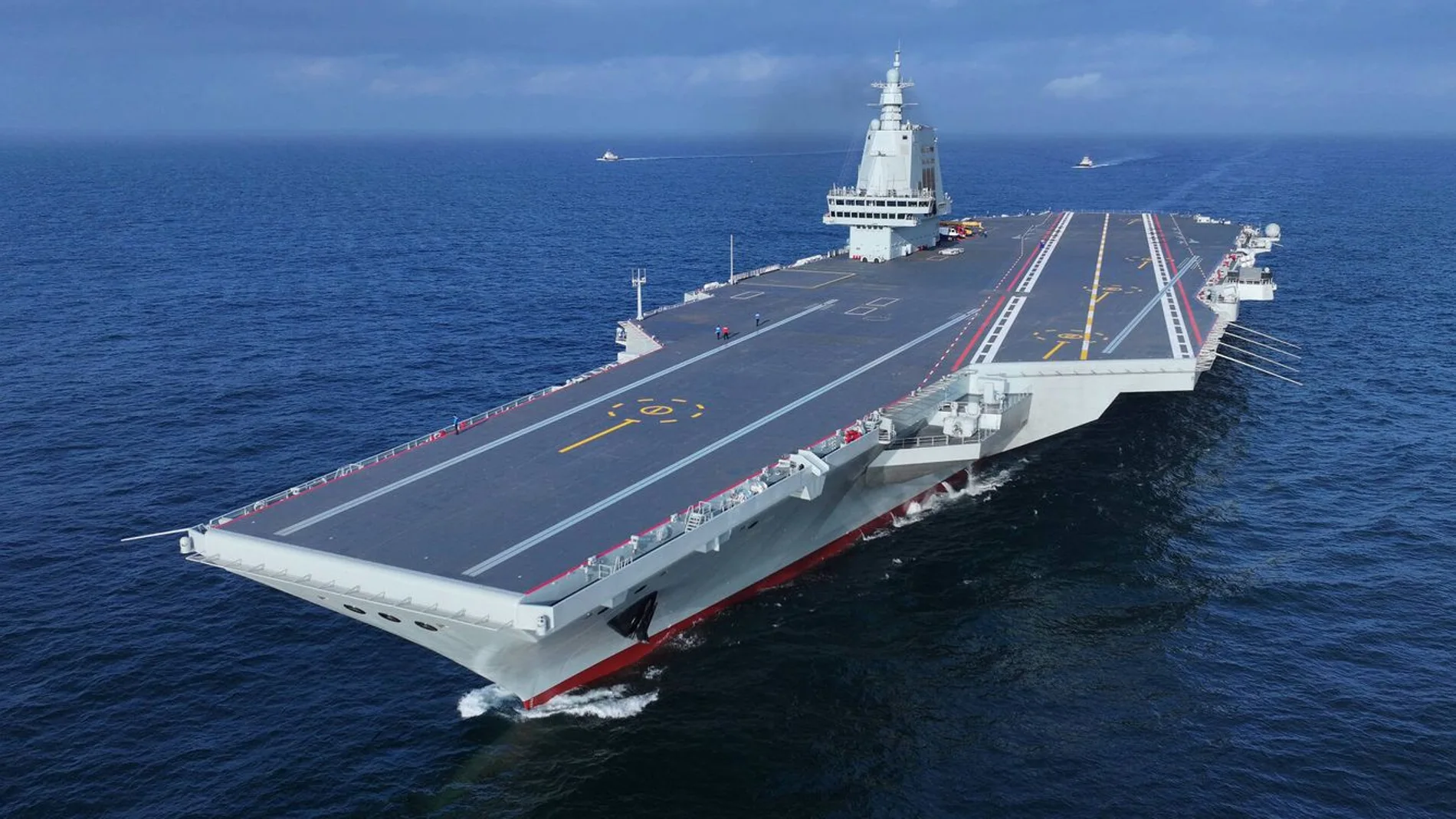 Aparece un portaaviones en alta mar durante unos ejercicios militares