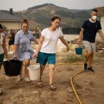 Vecinos de Molinaseca recogiendo agua para apagar llamas