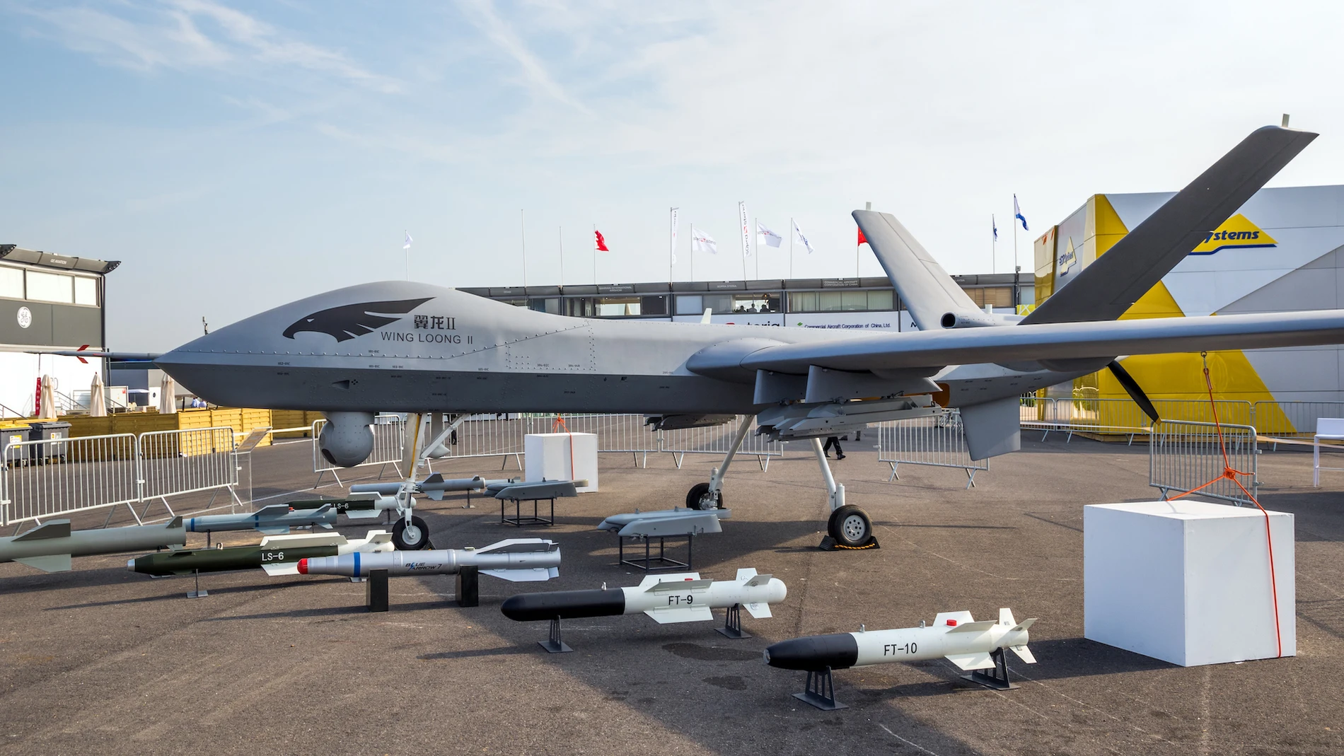 Aparece un dron de gran tamaño en una exposición con todo su armamento alrededor