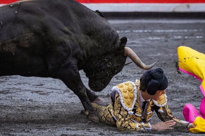 Roca Rey se cae de la feria de Cuenca por una lesión grave en el pie izquierdo