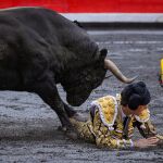 Roca Rey se cae de la feria de Cuenca por una lesión grave en el pie izquierdo
