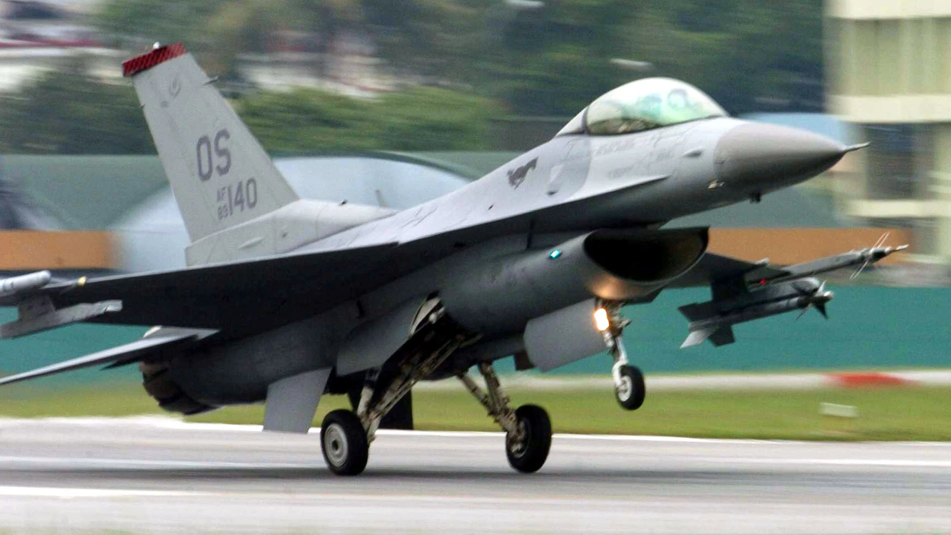 Avión de combate a punto de despegar