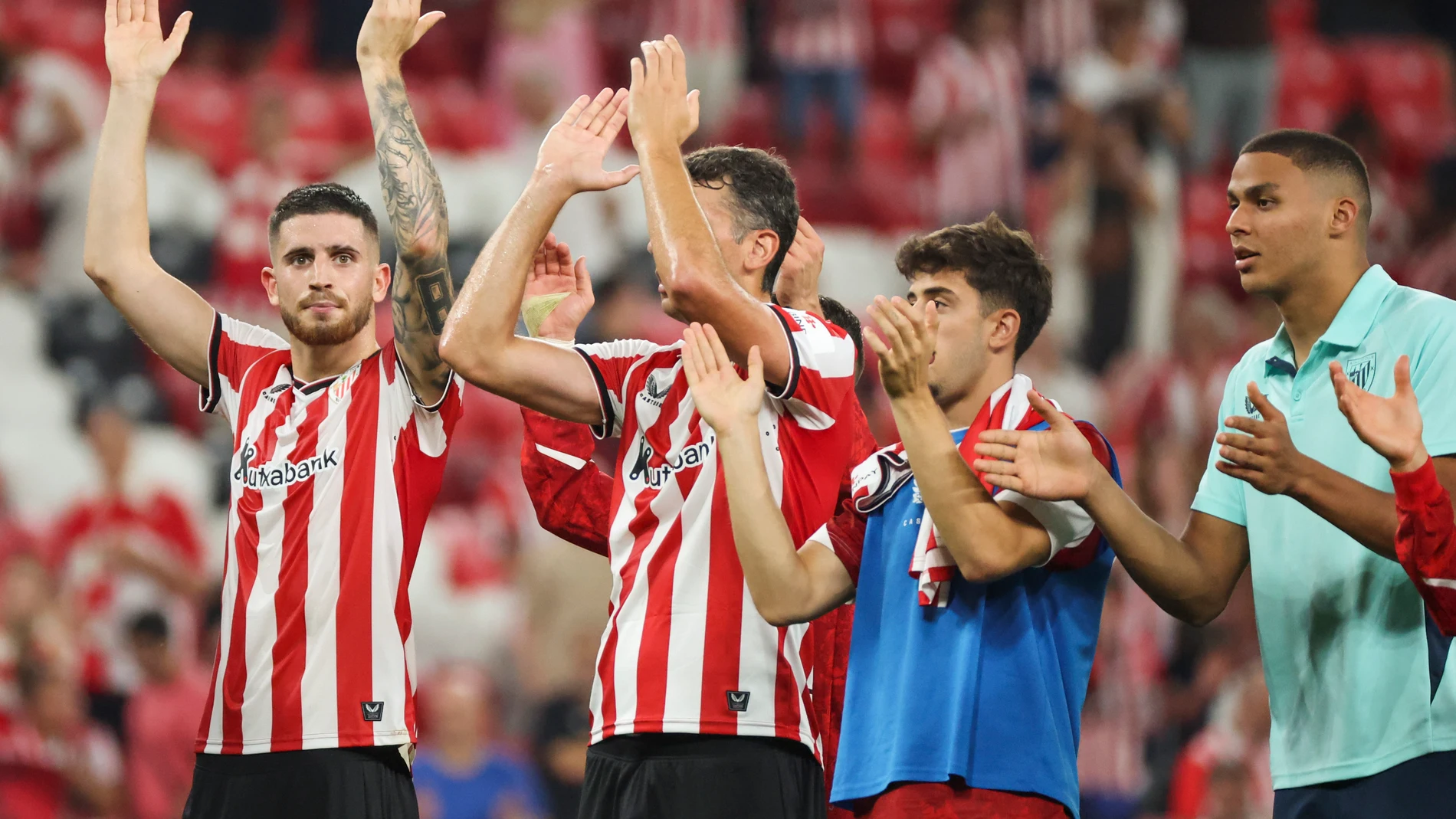 BILBAO, 25/08/2025.- Los jugadores del Athletic Nico al término del partido de la segunda jornada de LaLiga EA Sports que Athletic Club y Rayo Vallecano han disputado este lunes en el estadio de San Mamés, en Bilbao. EFE/Luis Tejido