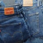 De icono de los 90 a básico de armario en 2025: los Levi’s 501 que usan hombres de todas las edades