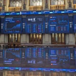La Bolsa española pierde el 0,61 % a mediodía, pero sostiene los 15.300 puntos