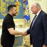 El presidente de Ucrania, Volodimir Zelenski, y el enviado especial estadounidense, Keith Kellogg