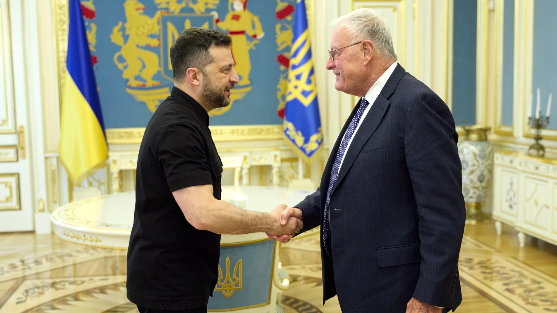 El presidente de Ucrania, Volodimir Zelenski, y el enviado especial estadounidense, Keith Kellogg REMITIDA / HANDOUT por PRESIDENTE VOLODIMIR ZELENSKI EN X Fotografía remitida a medios de comunicación exclusivamente para ilustrar la noticia a la que hace referencia la imagen, y citando la procedencia de la imagen en la firma 26/08/2025