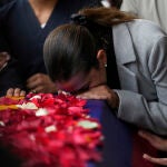 Una viuda llora sobre el féretro de su marido, asesinado por disidentes de las FARC en un atentado